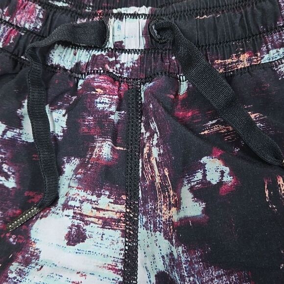 LULULEMON ATHLETICA MAKE A MOVE BLACK FLORAL SHORTS, SIZE 8 - Picture 6 of 10